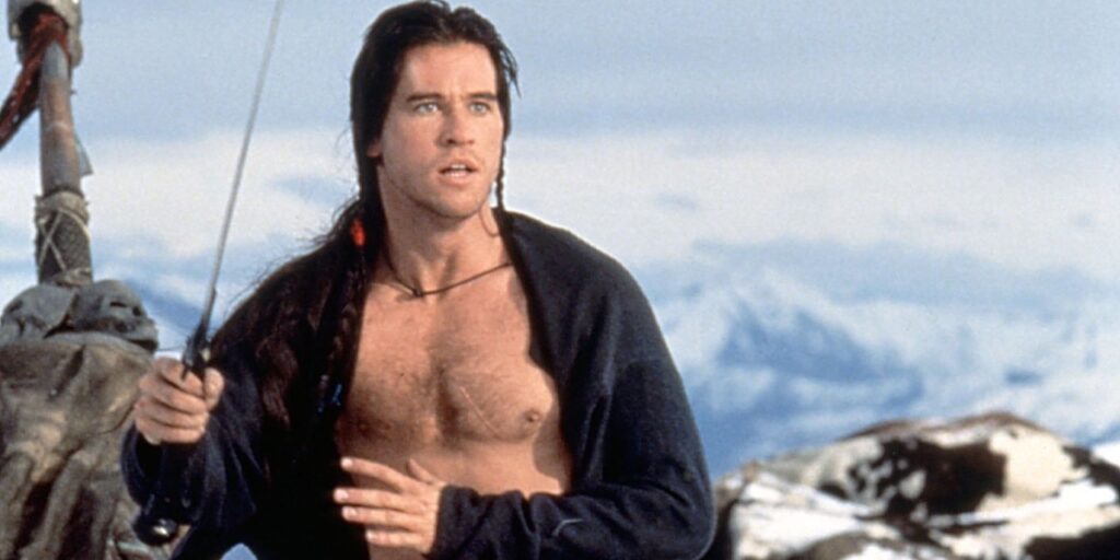 Madmartigan (Val Kilmer) holding a sword.